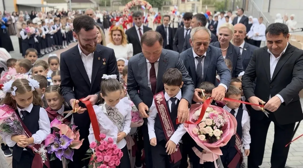 🔔 Школа на 300 мест в селе Пятилетка официально распахнула свои двери для учеников в Д...
