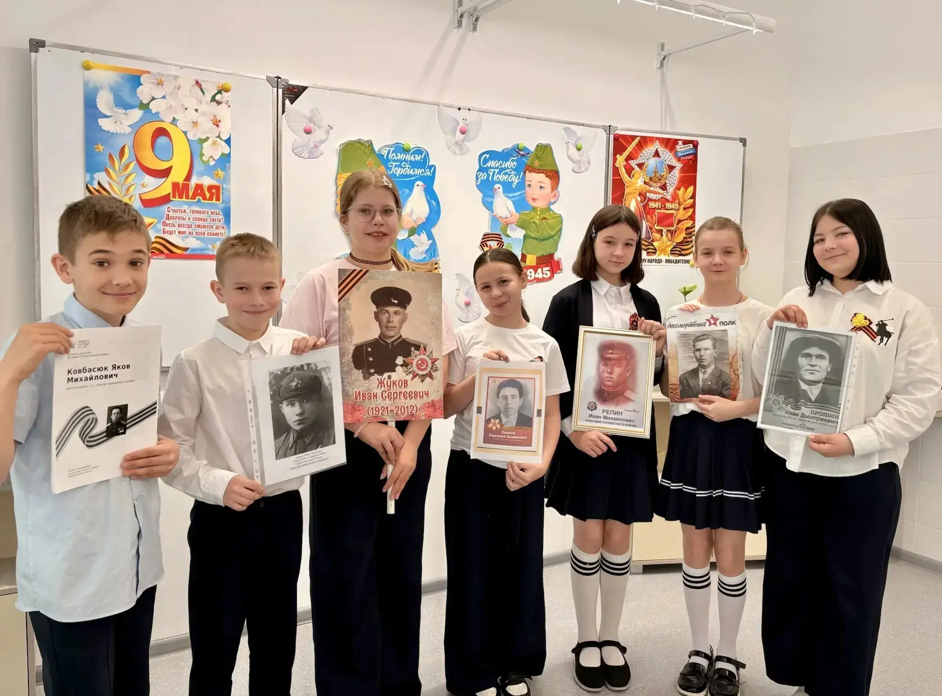 8️⃣ мая в 5а классе (кл. рук. Алексеева Ю. Б.) прошел урок мужества, посвященный «Дню Победы» 🎗️  ✨Р
