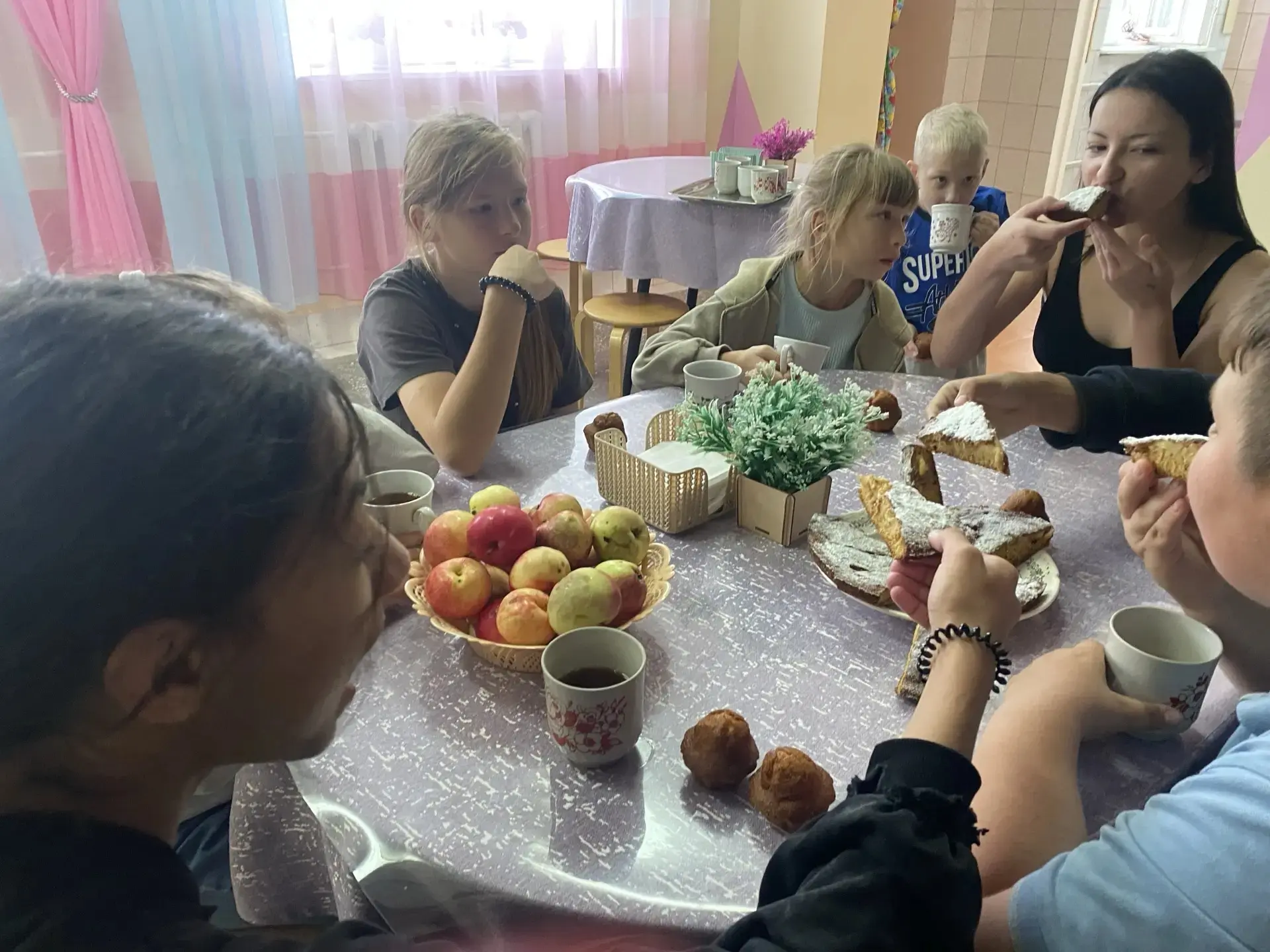 🥧Сегодня наши юные кулинары взялись за приготовление классической шарлотки с яблоками....