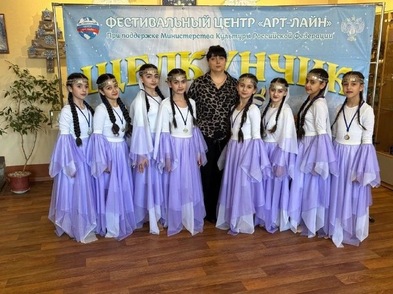 🌟Поздравляем Элен Барсегян (3Г класс) и Кармелу Барсегян (6Г класс)! Девочки в составе ансамбля наро