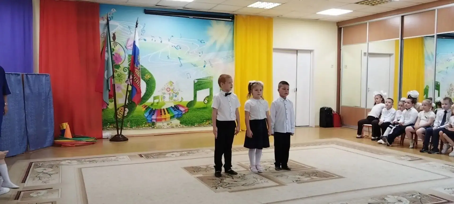 Наступил сентябрь, а вместе с ним и самый первый праздник в новом учебном году -  День ...