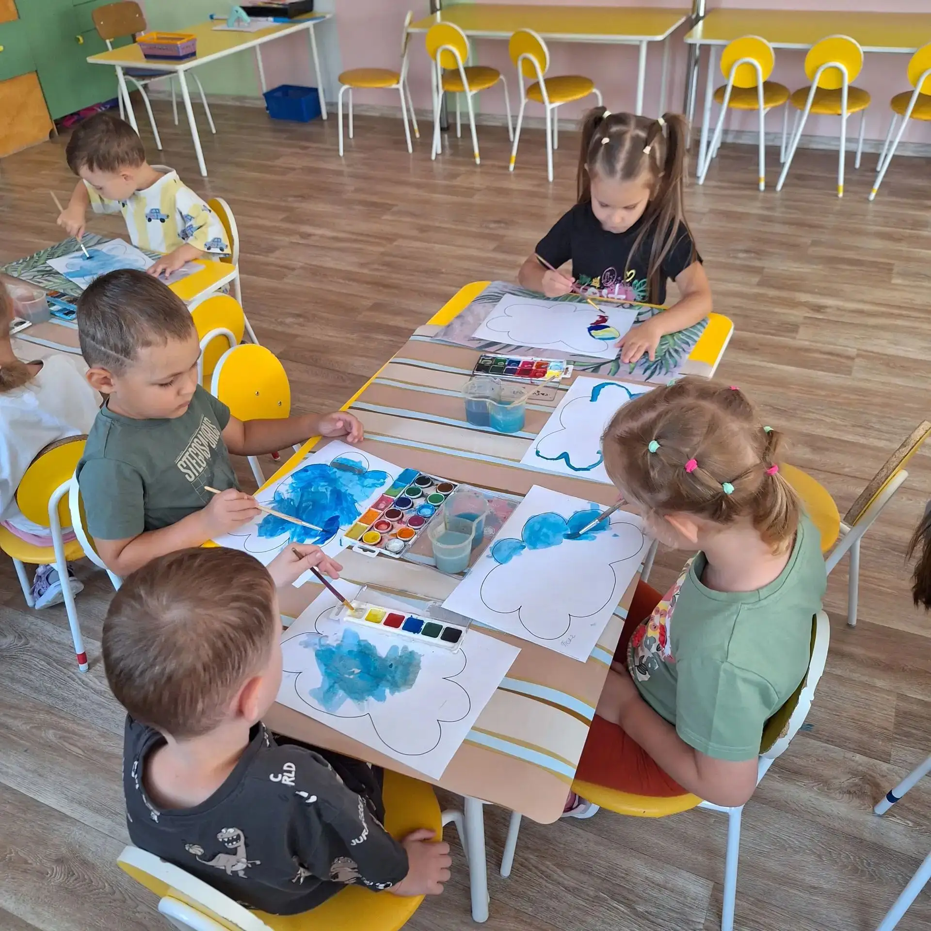 За окном хмурится погода, но ребята группы "Малинка" решили не грустить из-за тучек на ...