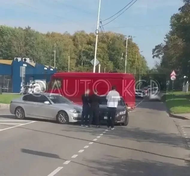 На площади водитель Mercedes влетел в машину скорой помощи. В результате аварии пострад...