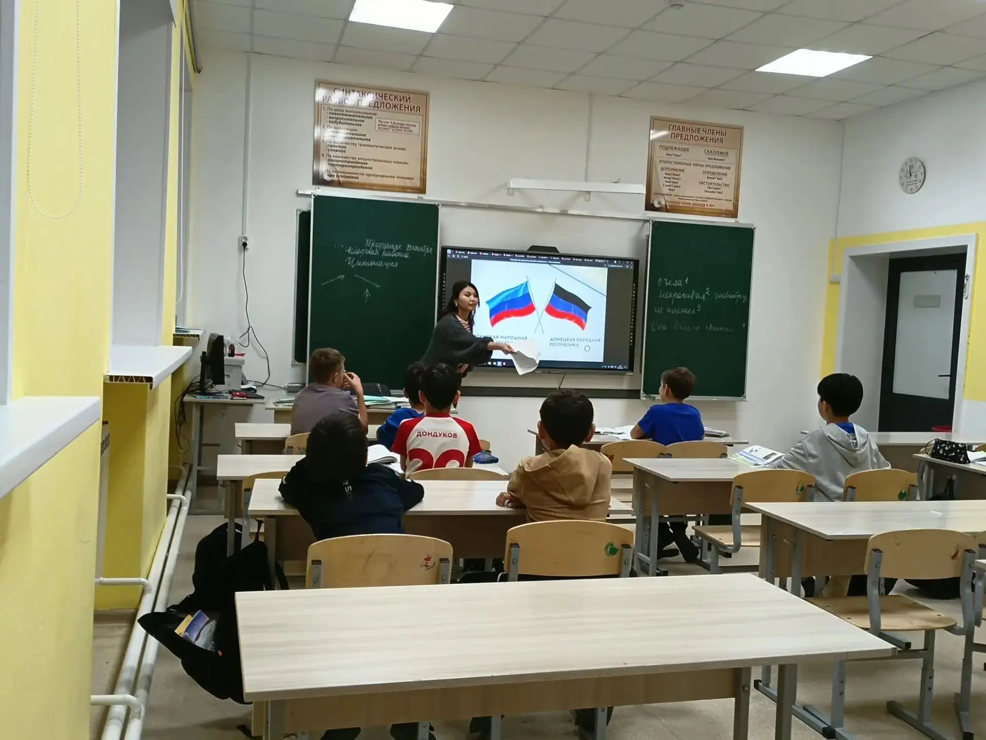 В 5 классе состоялся воспитательный час «Вместе — большая семья!», приуроченный ко Дню ...