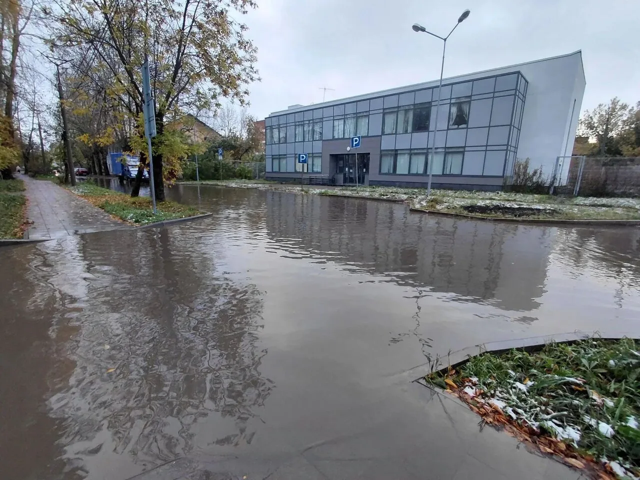 В Каменске-Уральском из-за дождей затопило часть улицы Чайковского, сообщает подписчик ...