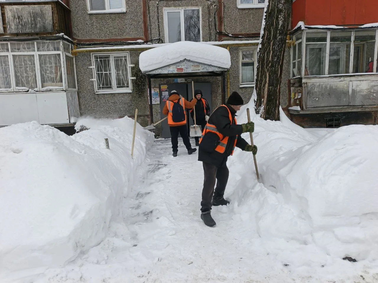Несмотря на сложные погодные условия, работа продолжается в усиленном режиме. Дворники и спецтехника