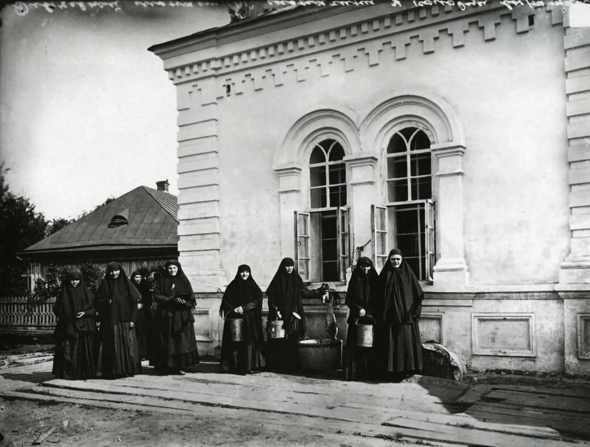 Монахини у колодца в Серафимо-Дивеевском женском монастыре 1904