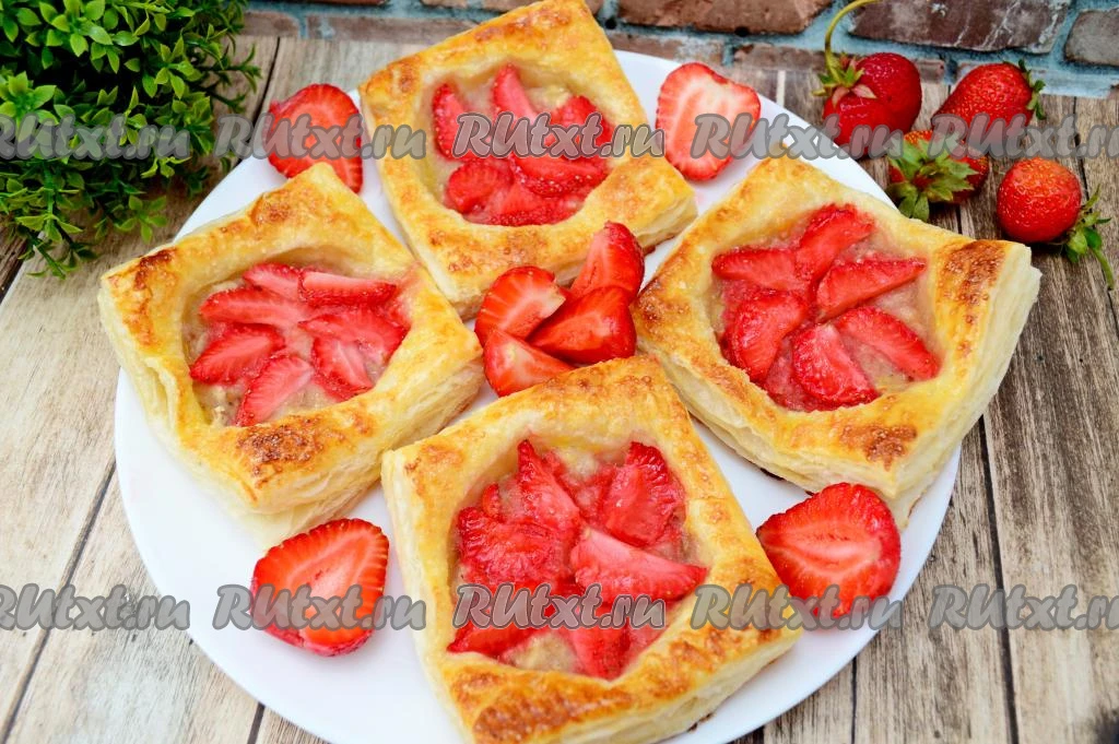 Слойки с клубникой и бананом

Сочетание клубники и банана - очень удачное. Поэтому решила испечь апп