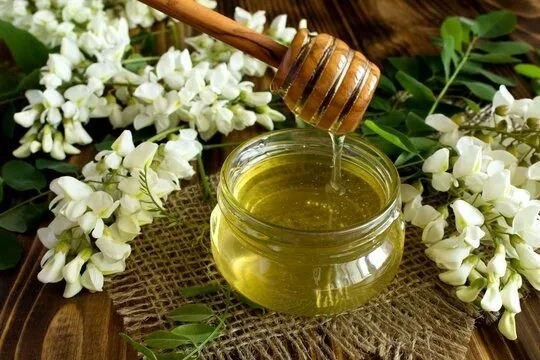 АКАЦИЕВЫЙ мёд имеет очень светлый, почти прозрачный цвет, иногда с лёгким золотистым оттенком.  🍯Кри