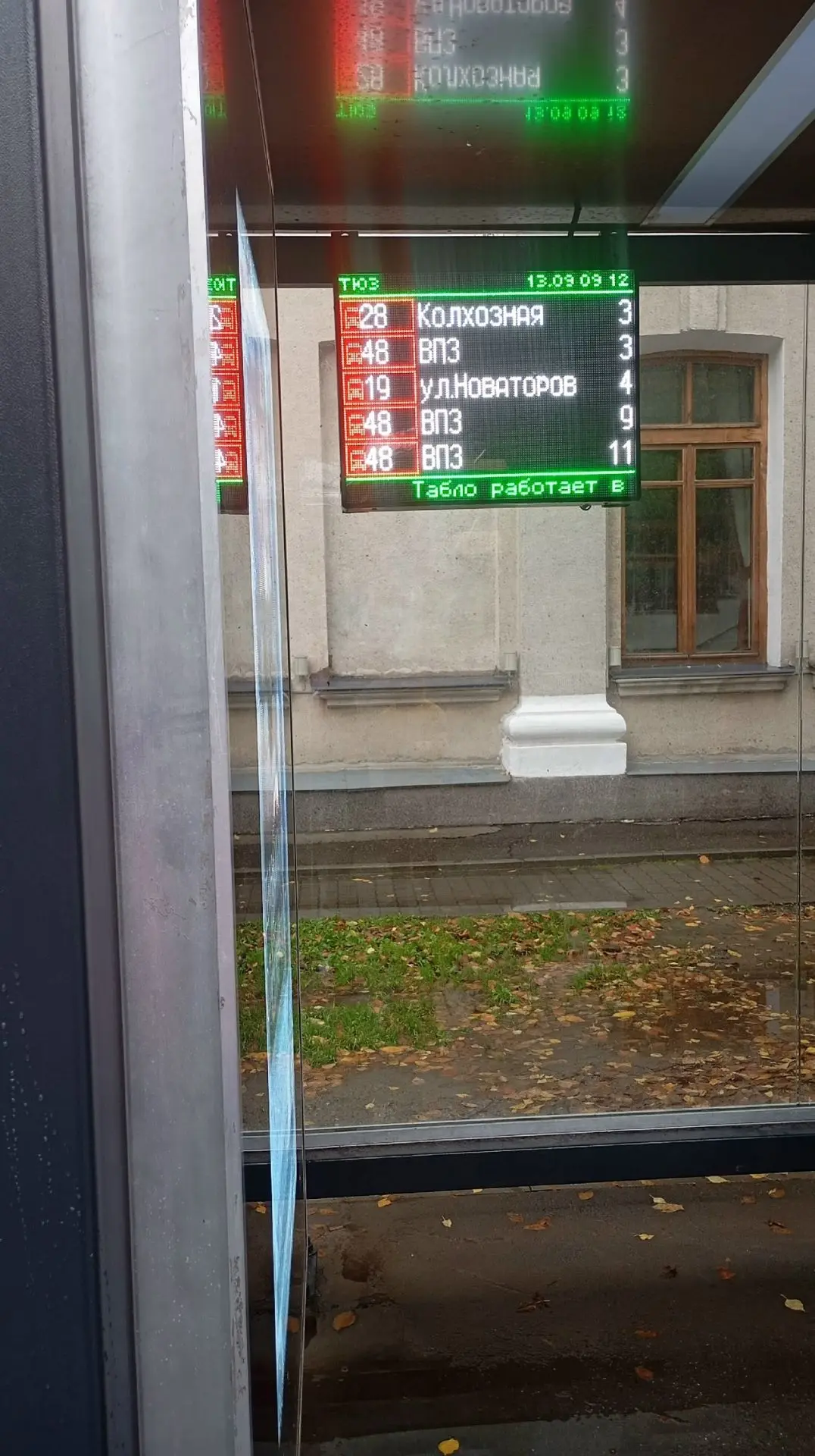 Кому-нибудь удавалось 28 автобус на остановке тюз дождаться? Жду жду, который день стою...