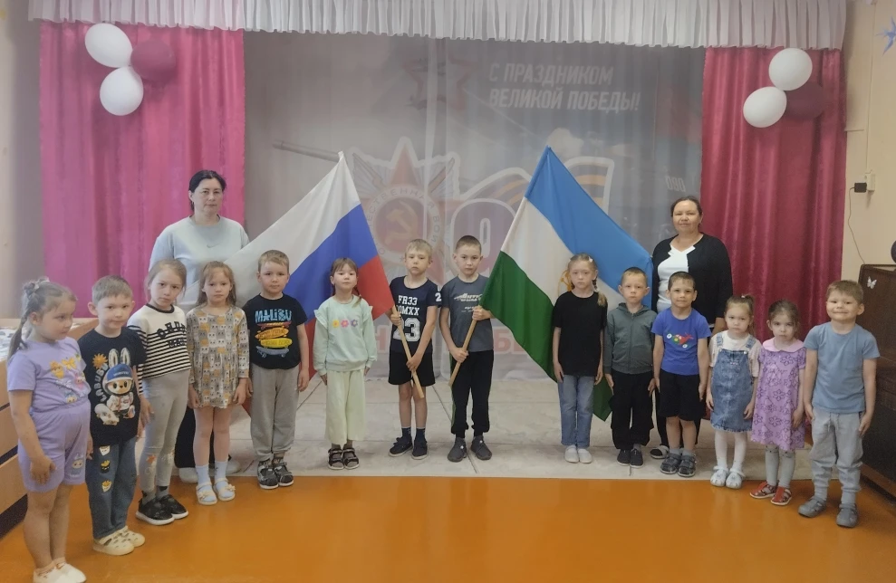 В нашем детском саду каждый понедельник проводится торжественная церемония поднятия Гос...