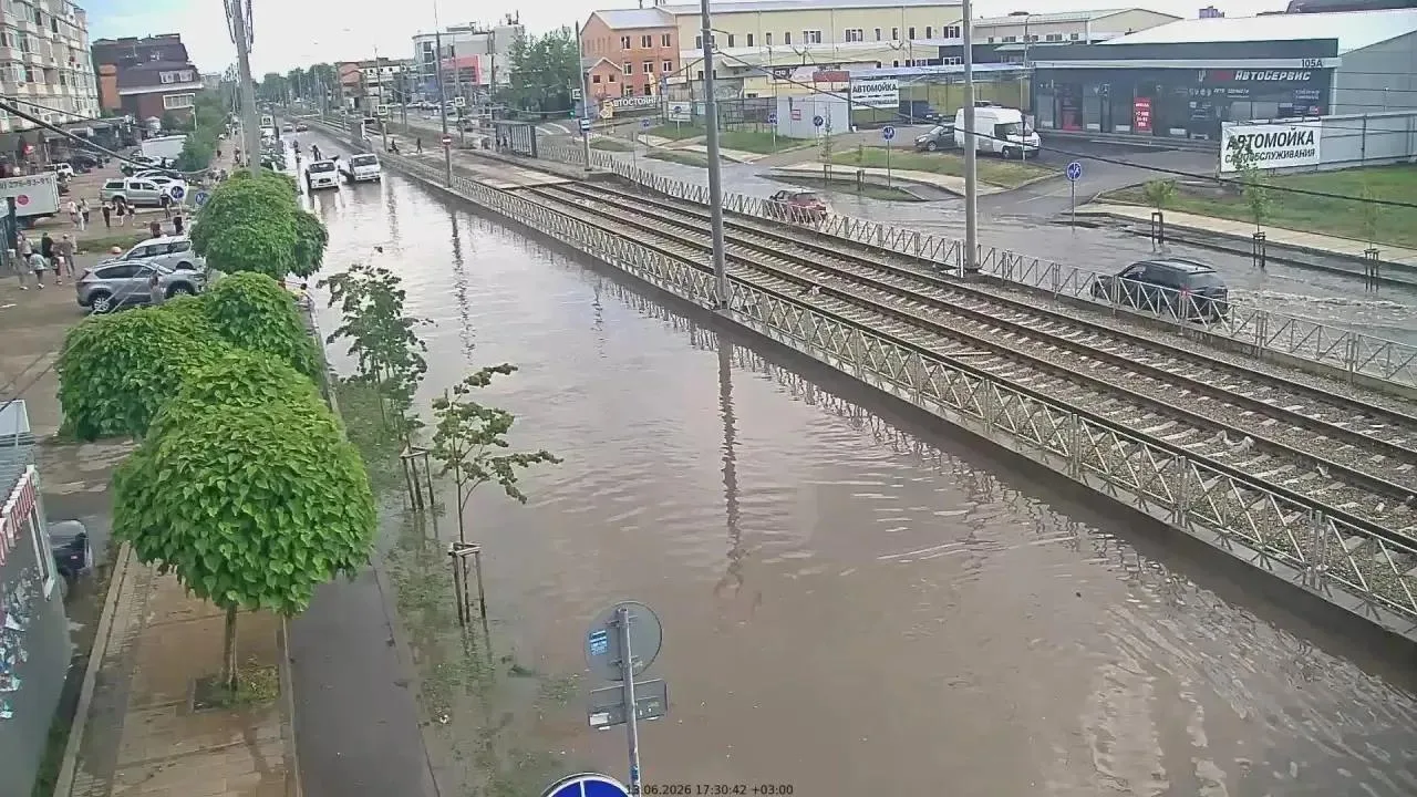 Для понимания жалоб на потопы. Улицу Московскую перекрыли для движения, вышла откачиваю...