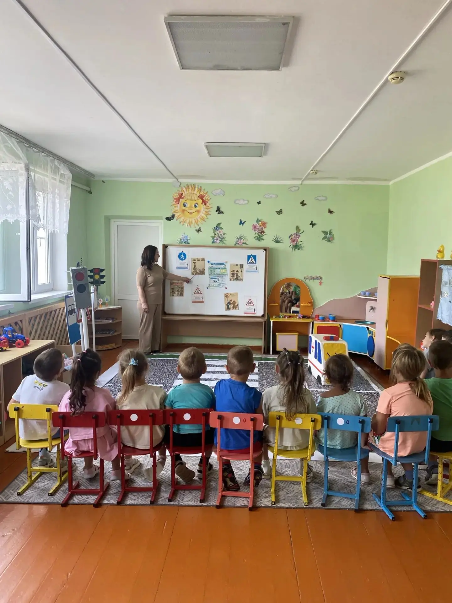 В рамках дня безопасности по ПДД с детьми разновозрастной группы были организованы игро...