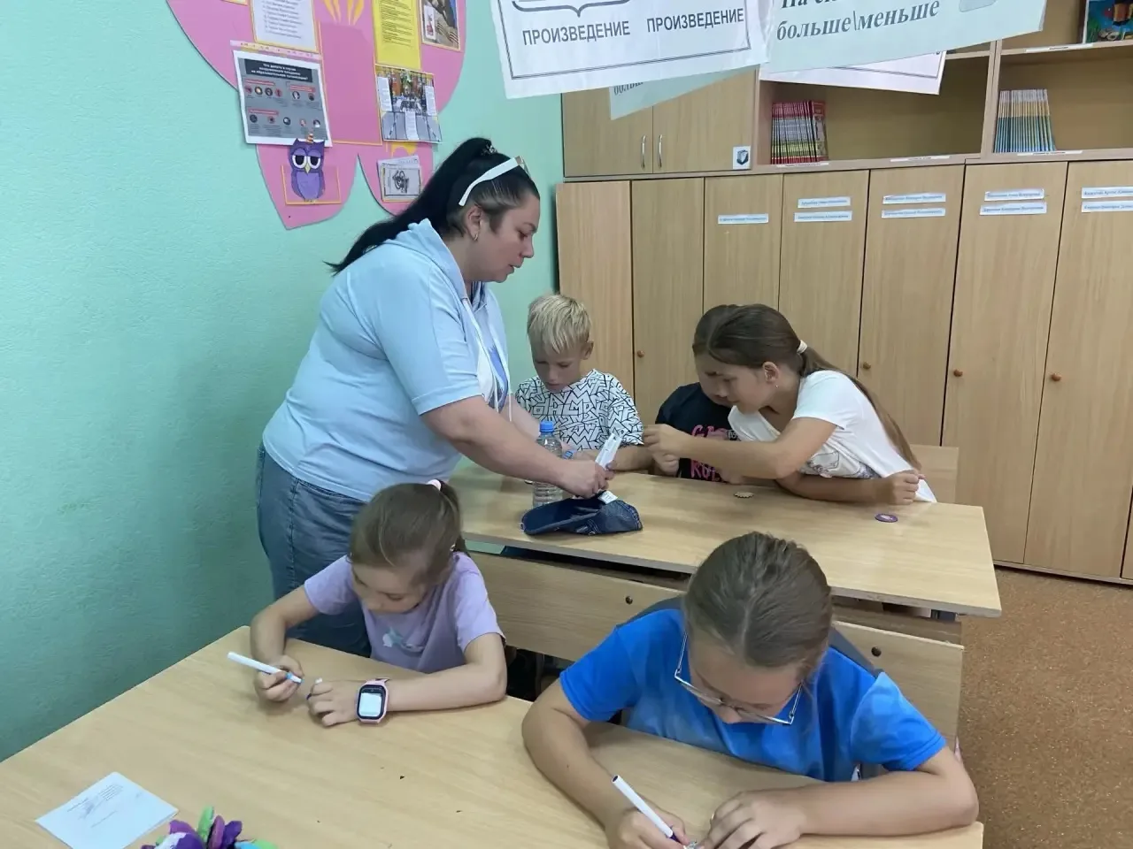 🧵✨ Магия своими руками: мастер-класс по созданию браслетов в лагере «Солнышко»

Сегодня к нашим реб