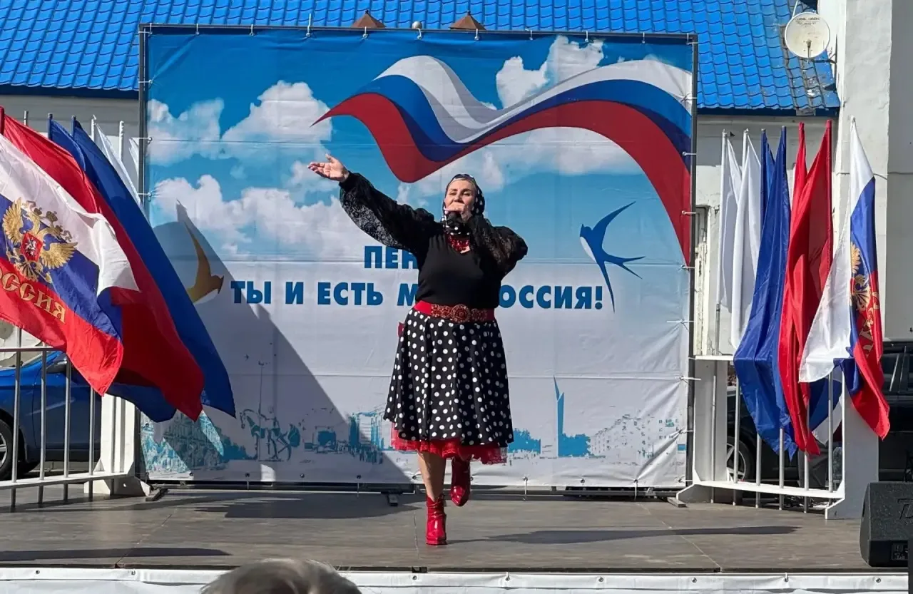 Вокальный ансамбль «Ягода‑малина» выступил на празднике, посвящённом Дню России, в сквере у Дома нар