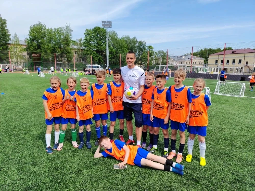 ⚽ Гатчина, мы были у тебя — и это было КРУТО! ⚽

Наша школьная футбольная команда съездила в Гатчину