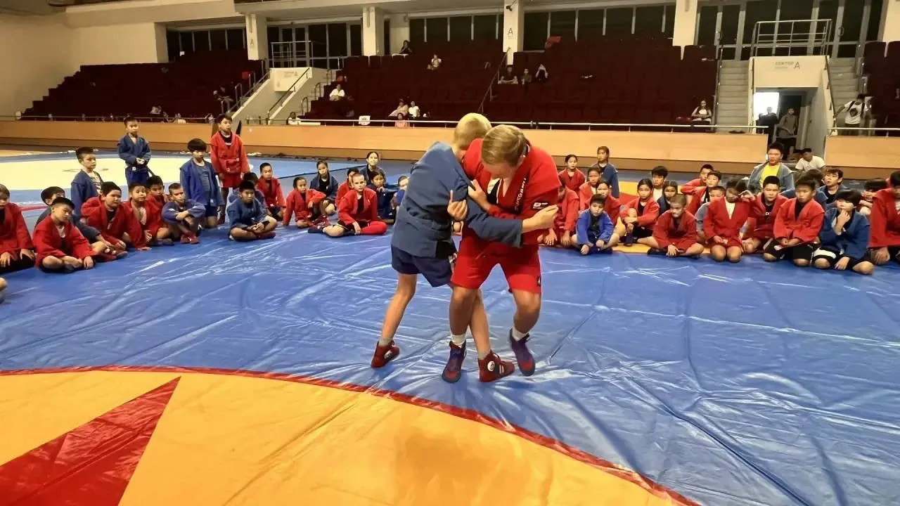 🥋 Сборы у самбистов продолжаются: тренировки, опыт и командный дух!