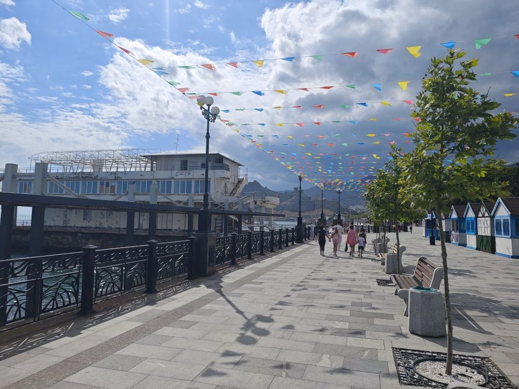 Утро нам обещало дождь и хмурое небо, а на завтра пророчат грозы. Но пока что реальност...