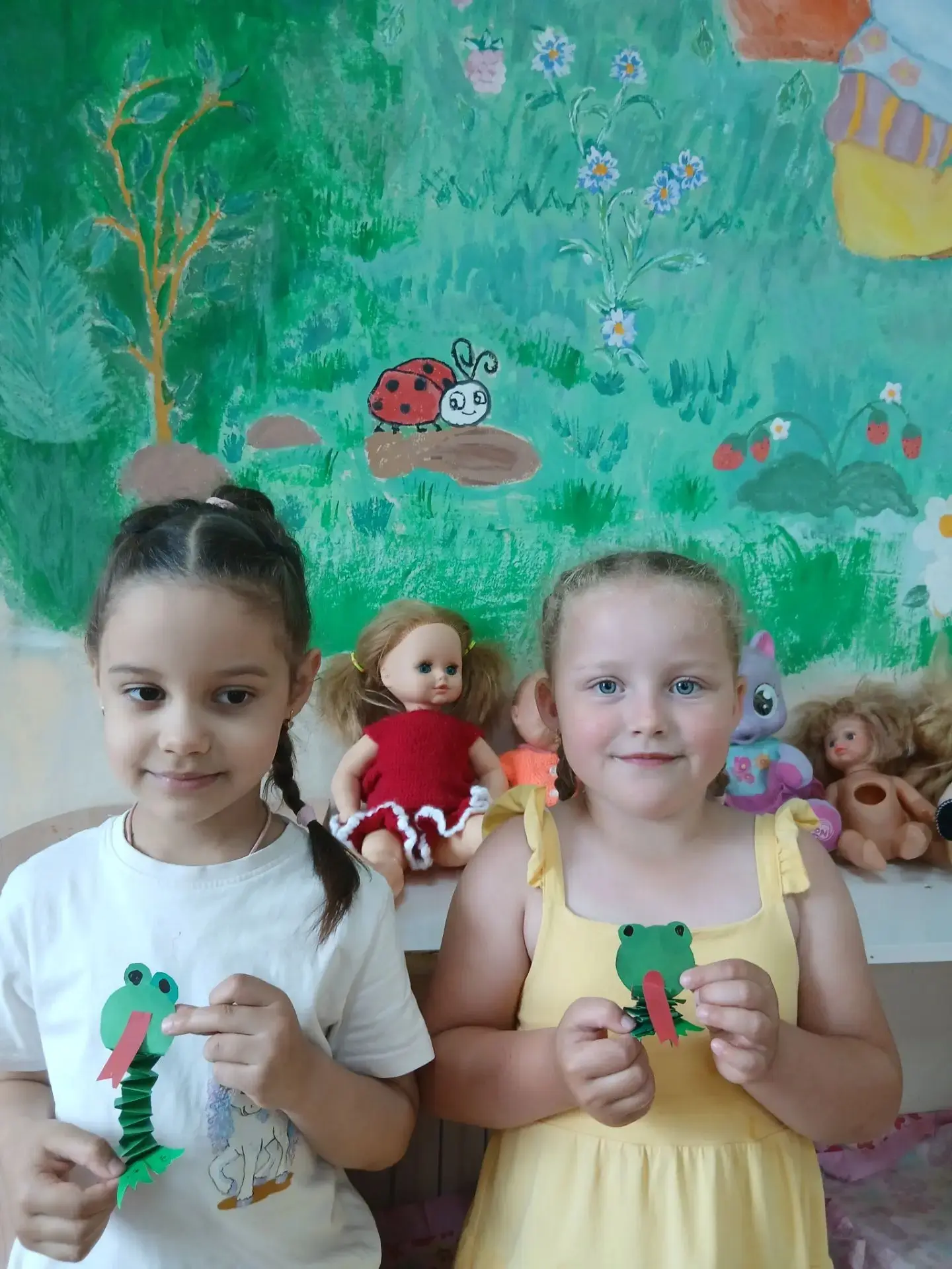 Наши «Солнечные зайчики» провели чудесный мастер-класс! 🌞🐸 Своими руками ребята изготовили из бума