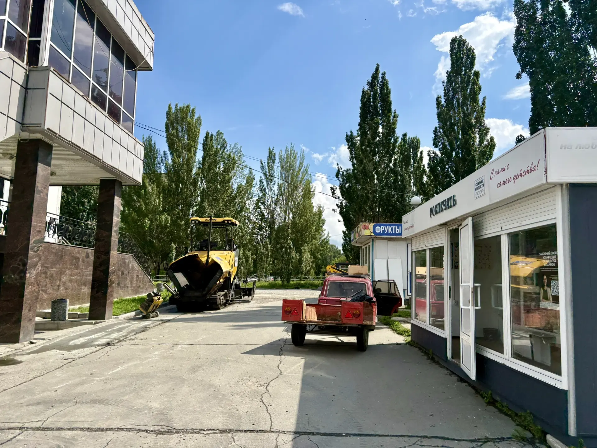 Похоже, рядом с магазином Русь наконец-то заасфальтируют тротуар. Но это не точно, напи...