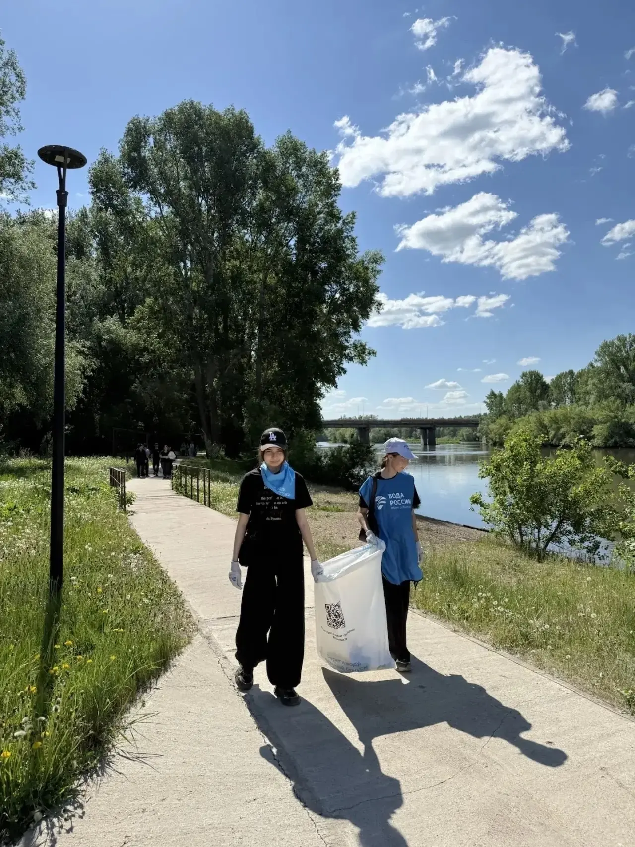 В Ишимбае на набережной Белой прошёл экологический субботник «Вода России» — чистота и голосование з