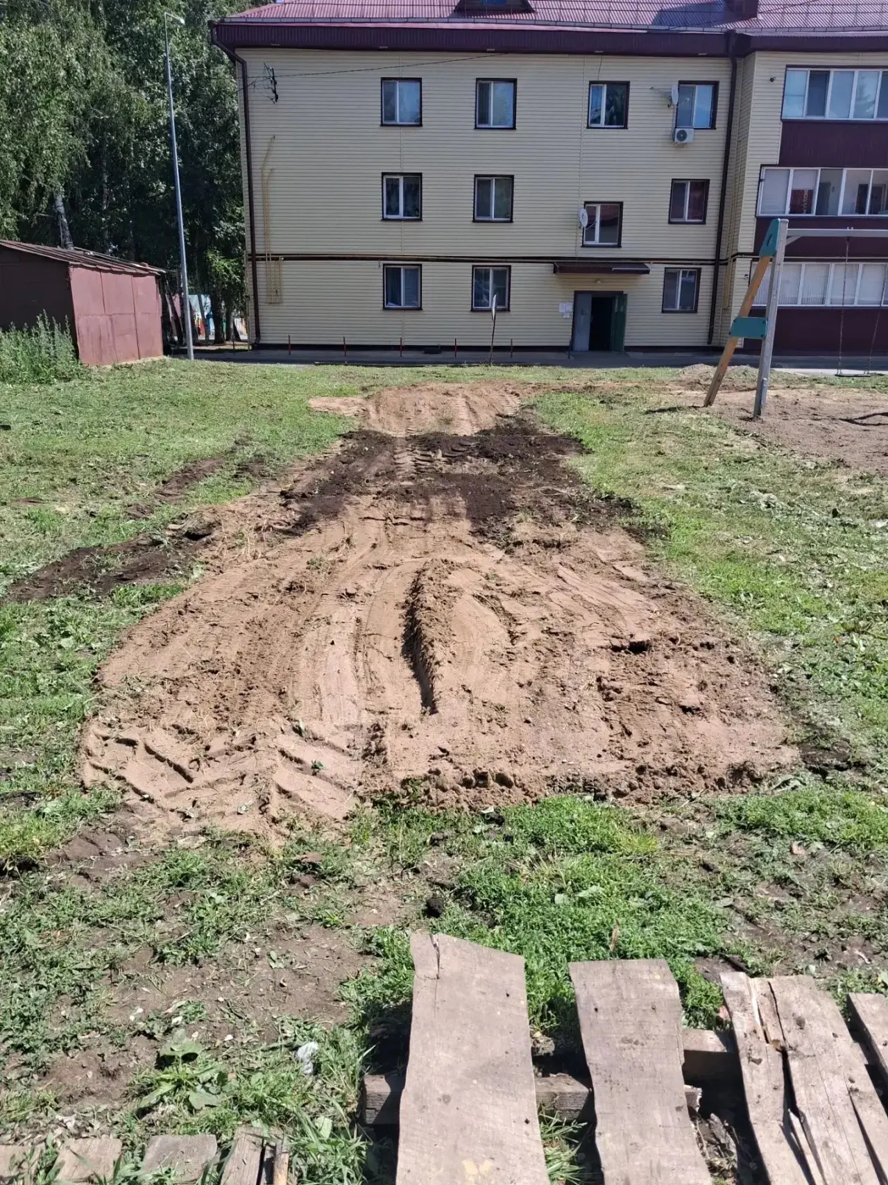 П. К. Либкнехта 1 завоз песка на детскую площадку