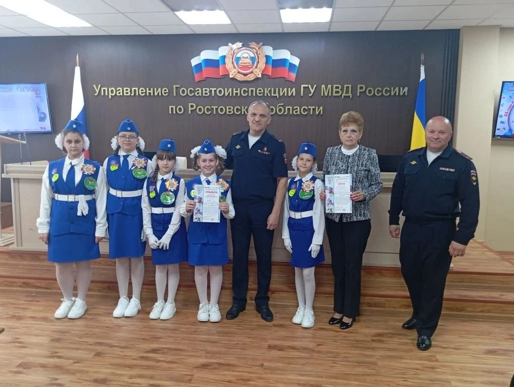 Отдел образования администрации г. Гуково поздравляет резервный и основной отряды ЮИД М...