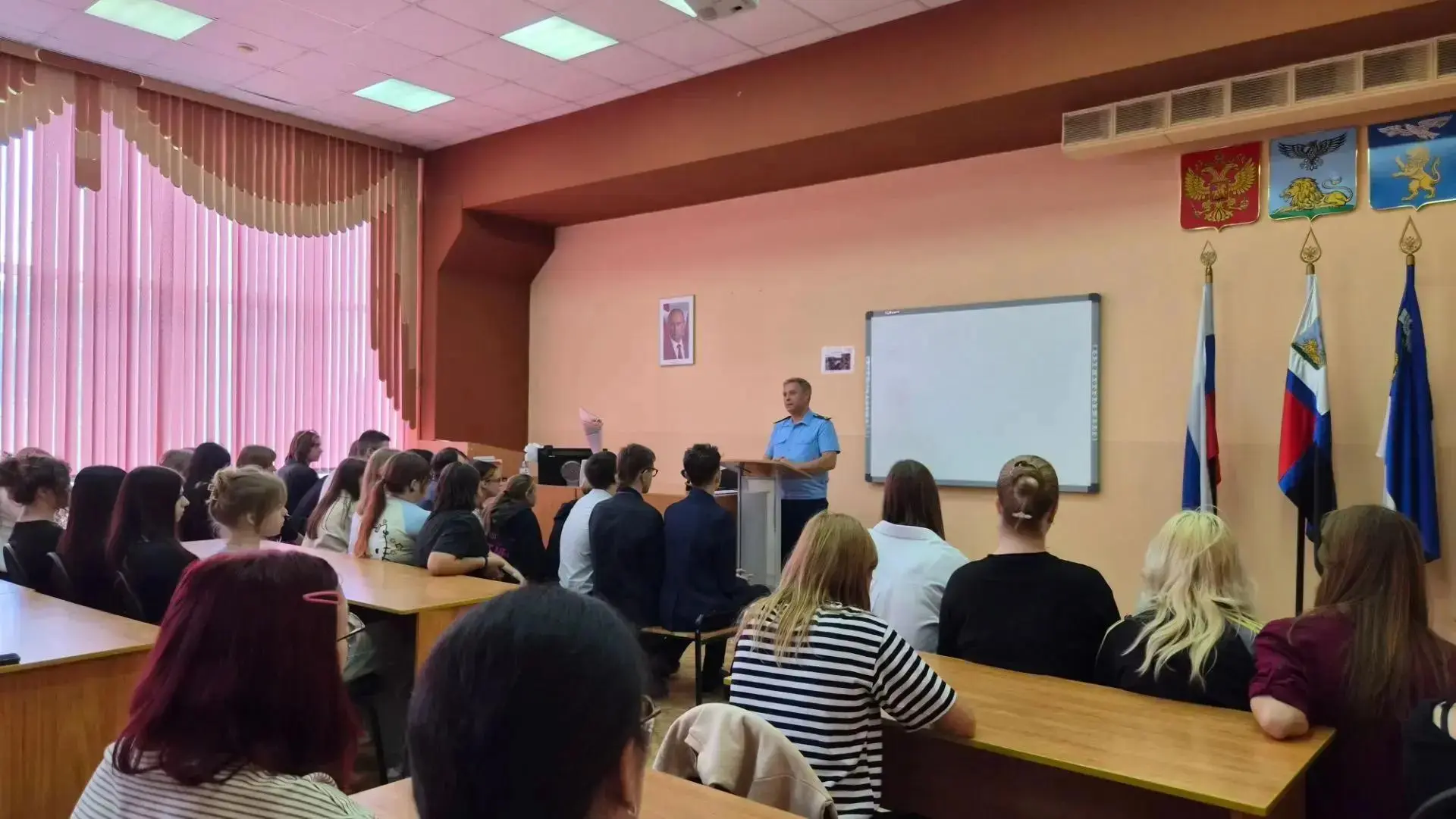 В День солидарности в борьбе с терроризмом работник прокуратуры Белгородской области пр...