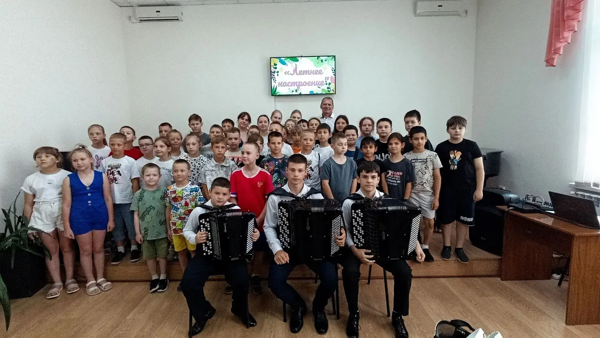 Летнее настроение

В МБУ ДО "ДШИ им. А. Н. Сухинина" ст. Новопокровской преподавателем народного отд