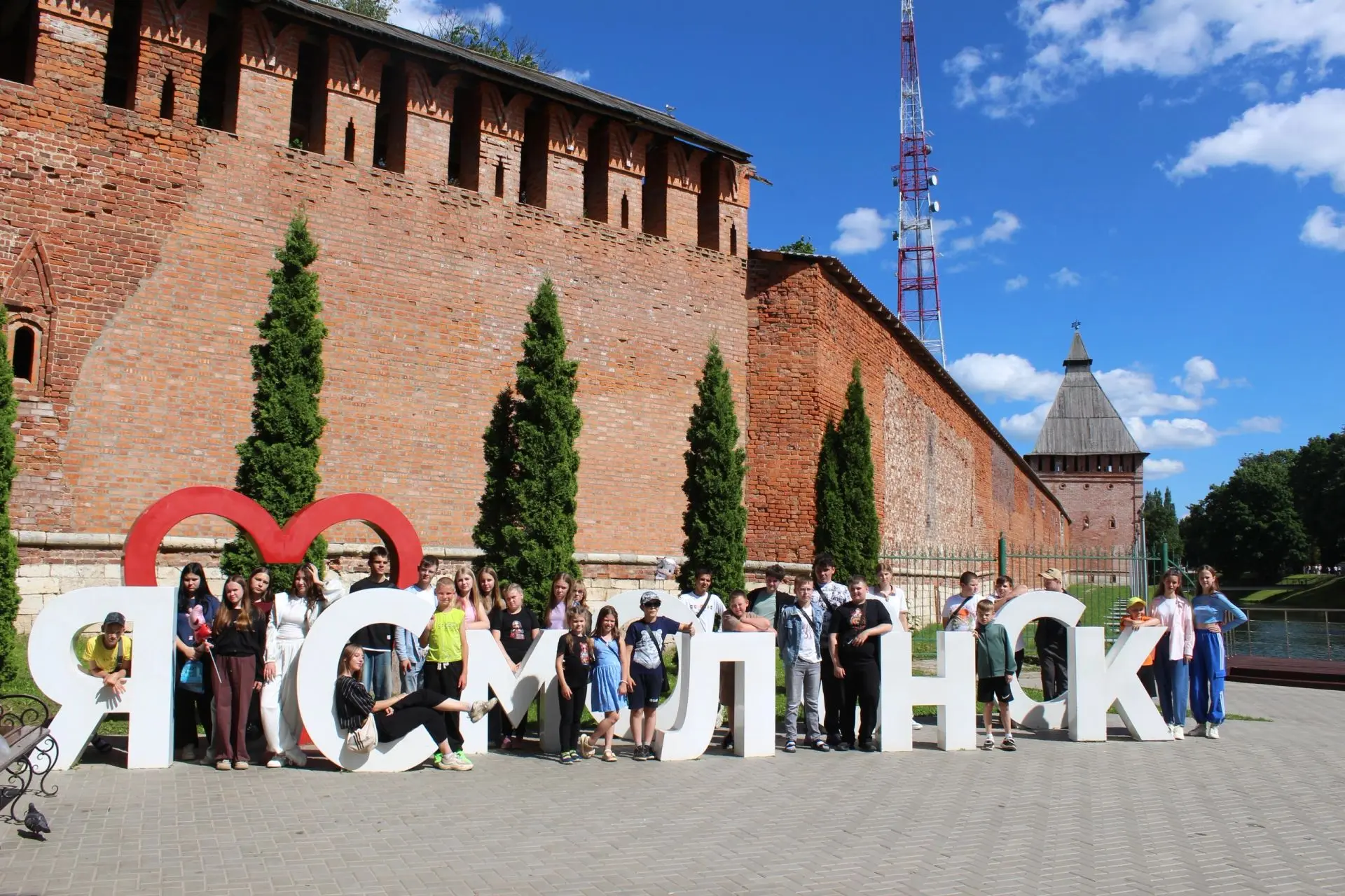 🚌 ПУТЕШЕСТВИЕ В ГОРОД-ГЕРОЙ: НЕЗАБЫВАЕМАЯ ПОЕЗДКА В СМОЛЕНСК 🚌

Сегодня учителя и ученики Жирятинс