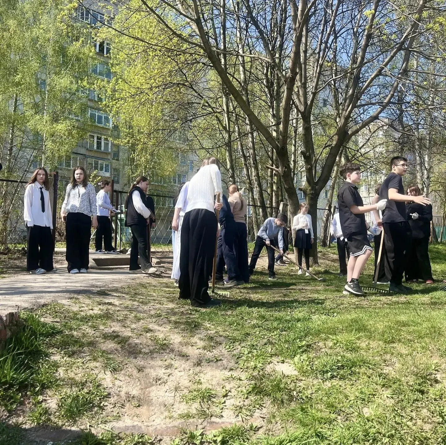 ♻👥МЕСЯЧНИК ПО БЛАГОУСТРОЙСТВУ ГОРОДА. ОБЩЕШКОЛЬНЫЙ СУББОТНИК👥♻  5 мая 2026 года учащиеся и педагоги 