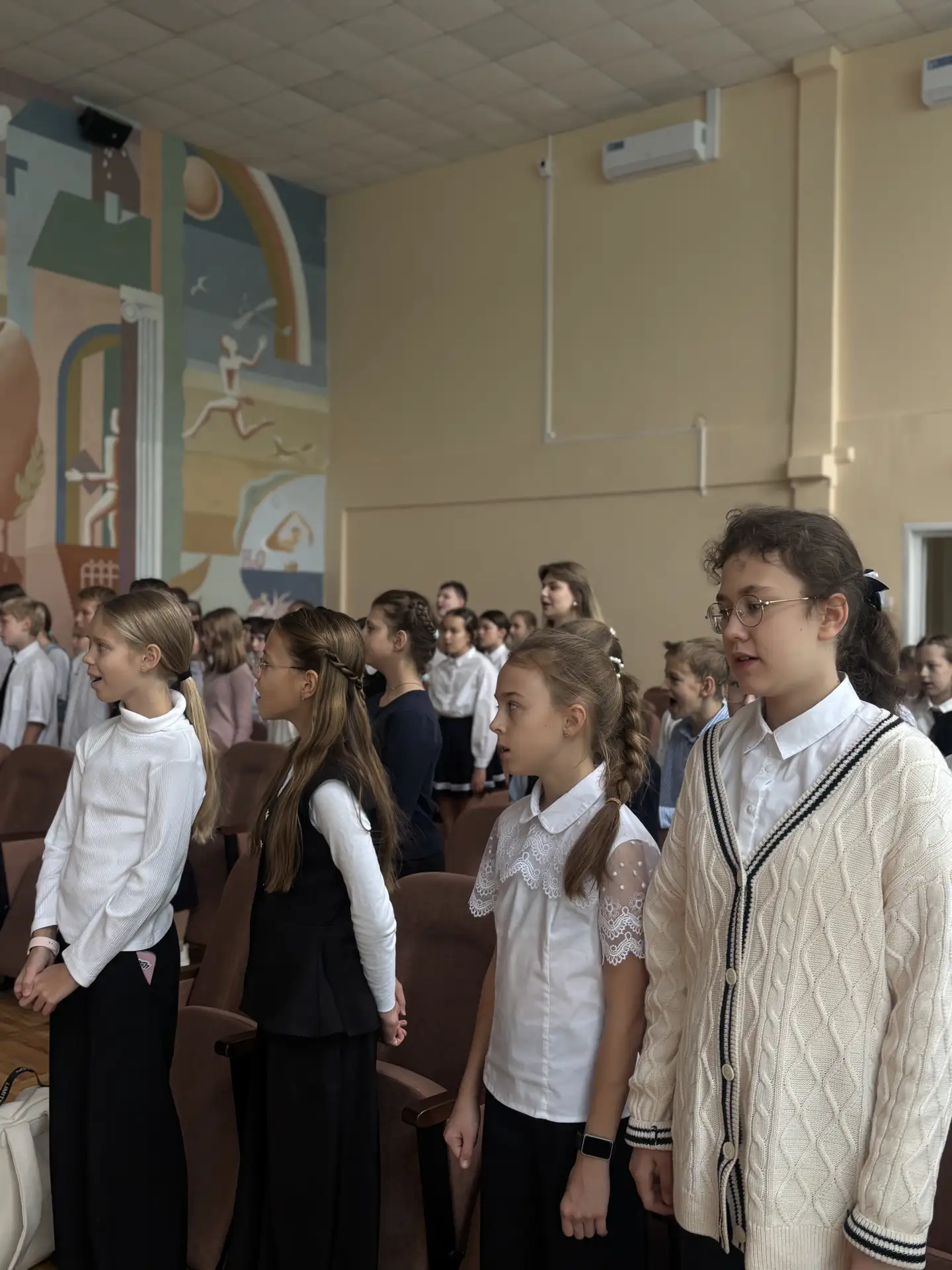☀️Сегодня утро в нашей школе традиционно началось с еженедельного исполнения Государств...