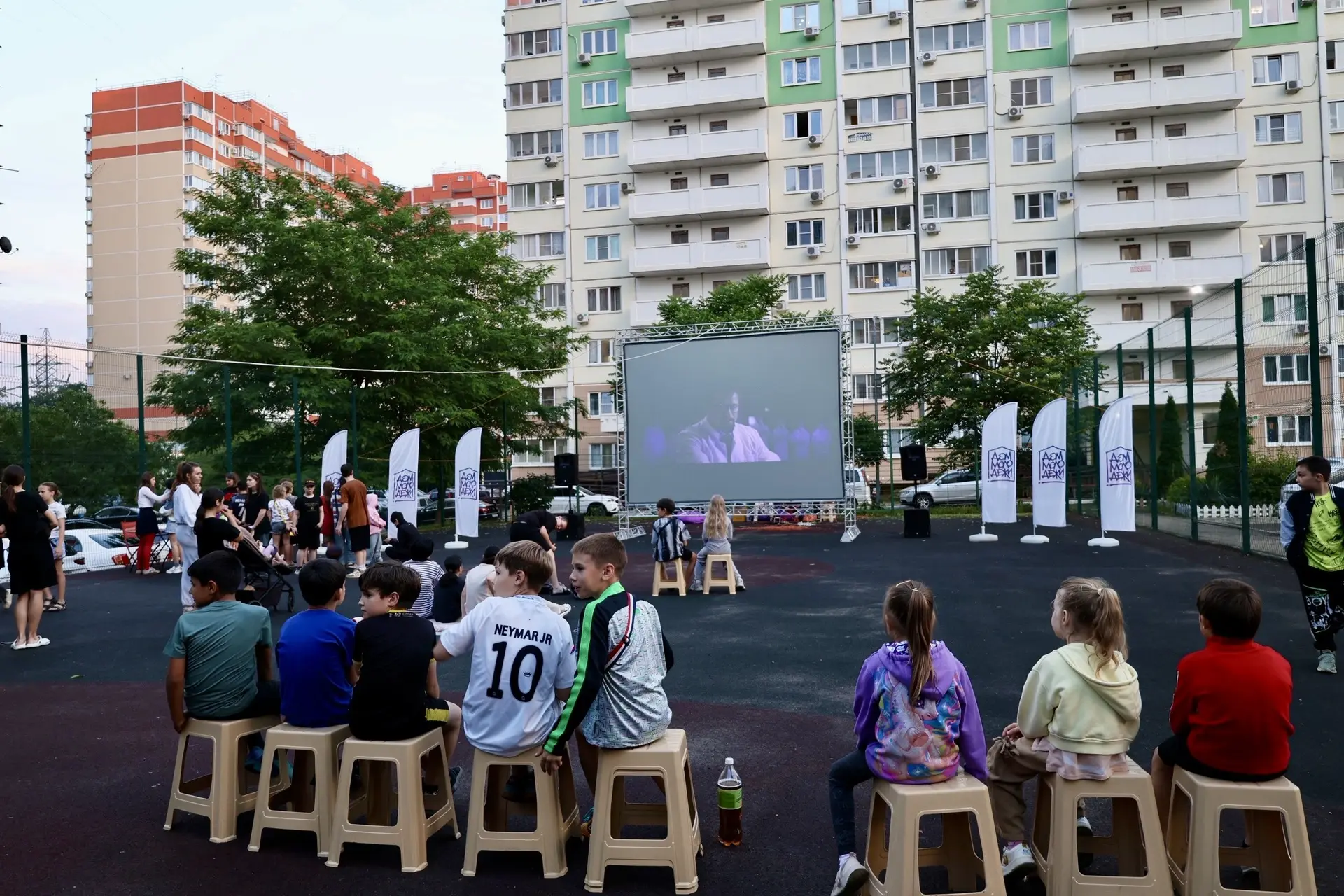 🎬 Атмосфера уютного вечера: кино под открытым небом!

🎥 Вчера состоялся очередной кинопоказ в рамк