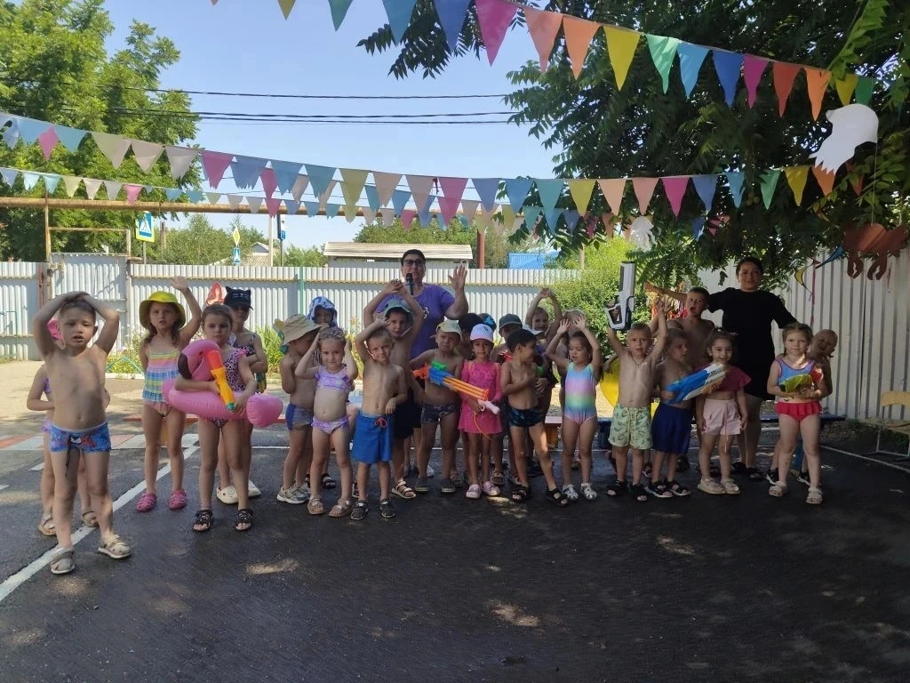 Сегодня в группе "Матрёшки" прошло летнее развлечение с Водяным. Дети поиграли в игры с...