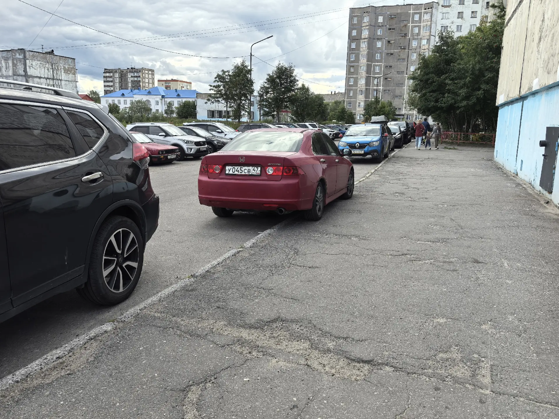 Природа удивительна: бензин старается покинуть автомобиль, припаркованный с нарушением ...