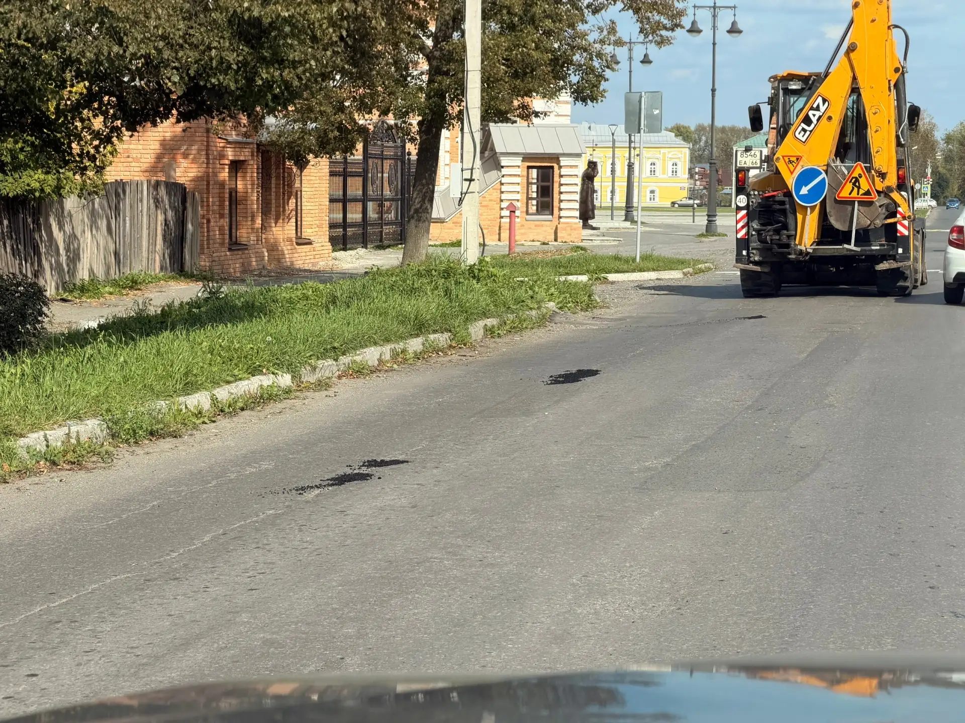 В Ирбите на столько ямочный ремонт, что в ямках асфальта ну в прямом смысле слова полов...