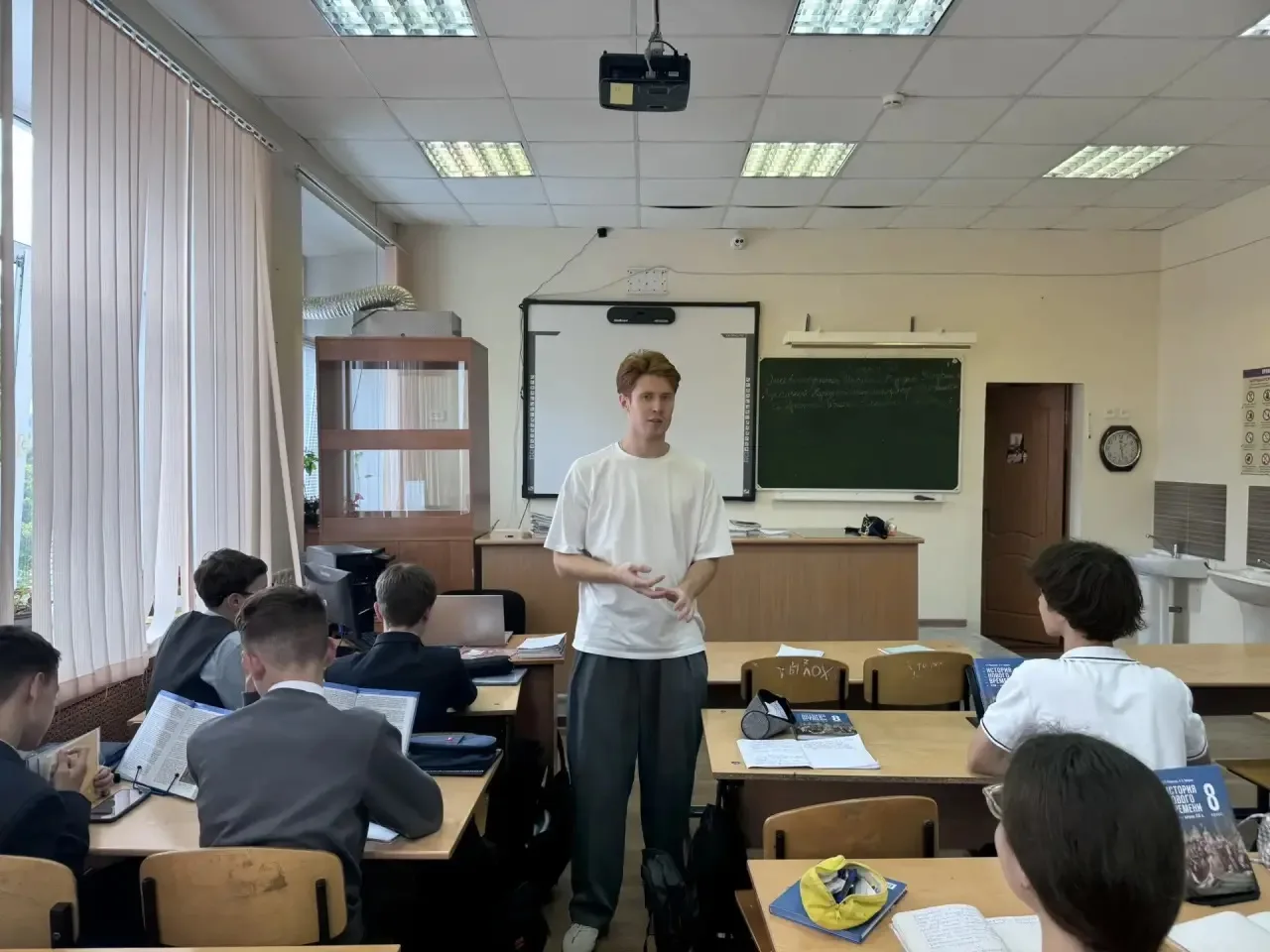 Помимо учеников 10 и 11 классов, в 8Б, 8В и 3А также прошли уроки посвященные Дню воссо...