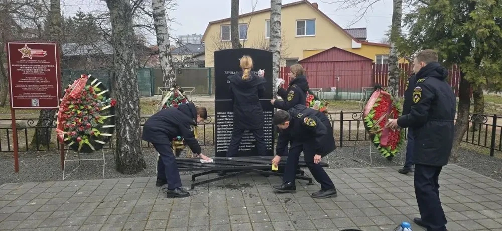 Память, которую мы бережём 🇷🇺  Учащиеся 7Б класса провели уборку территории у памятника Советским во