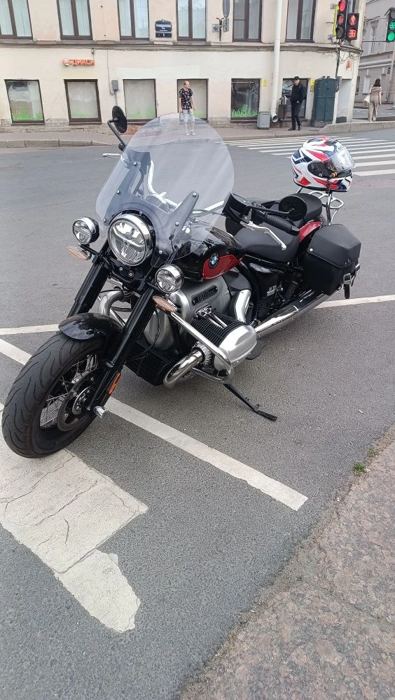 Когда ехал на BMW R18 размышлял на тему что такие мотоциклы редко встречаются на улице. Потом думаю,