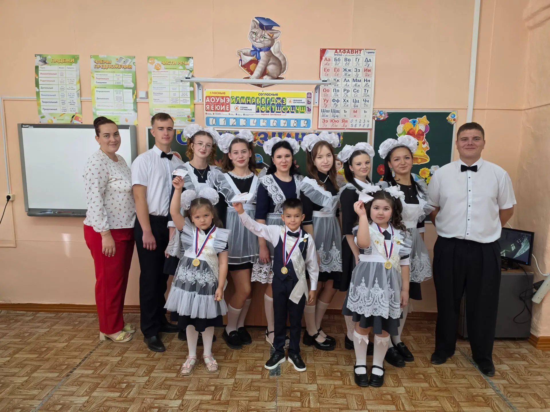 Сегодня в День знаний произошло настоящее волшебство. Выпускники вручили первоклассника...
