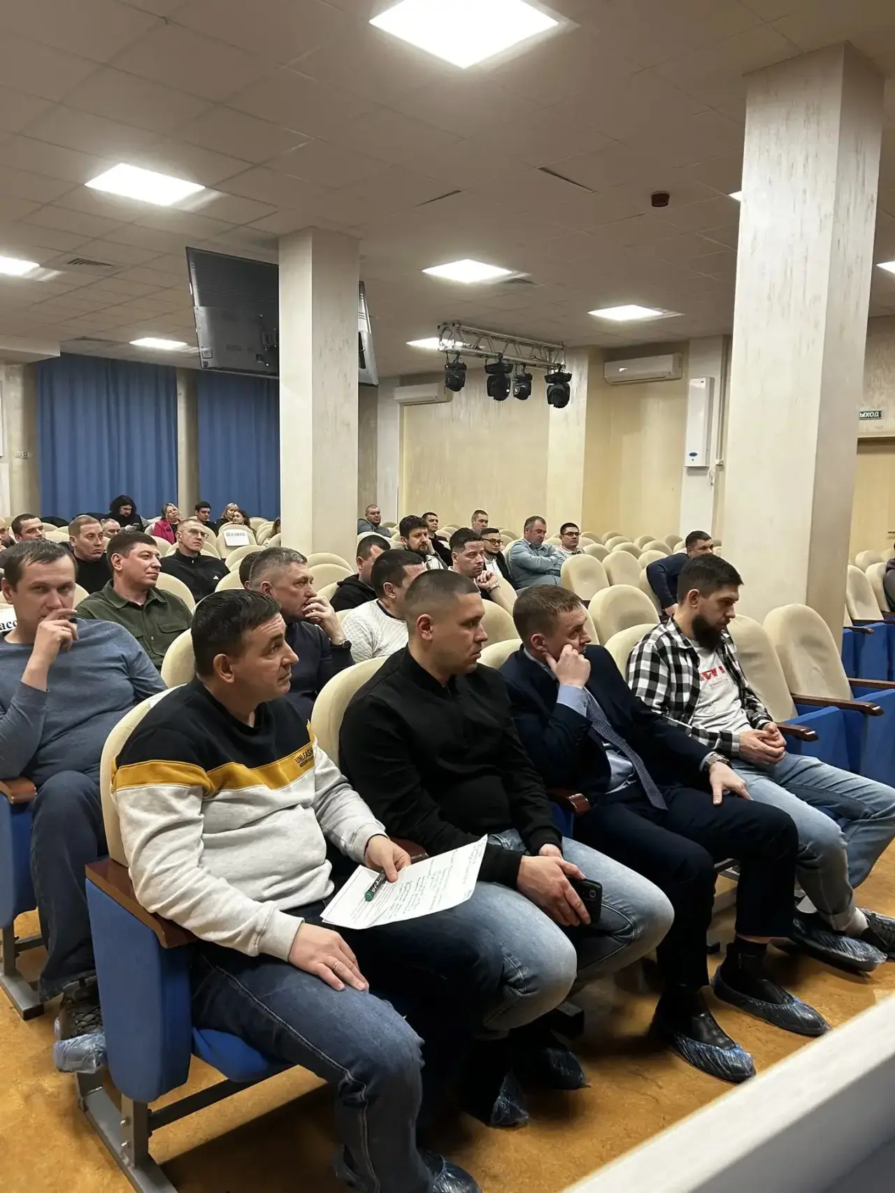 СОВЕТ ОТЦОВ   В минувший четверг в нашей школе состоялось важное событие, собрание активных и неравн