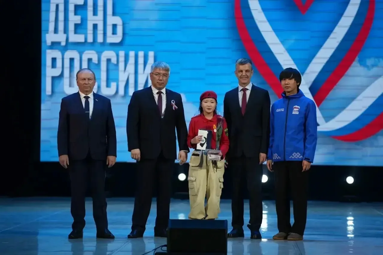 🇷🇺 Главный документ — в главный праздник страны! Гордость Дома Юнармии! 📖🎖

Юнармейцу Дома Юнарм