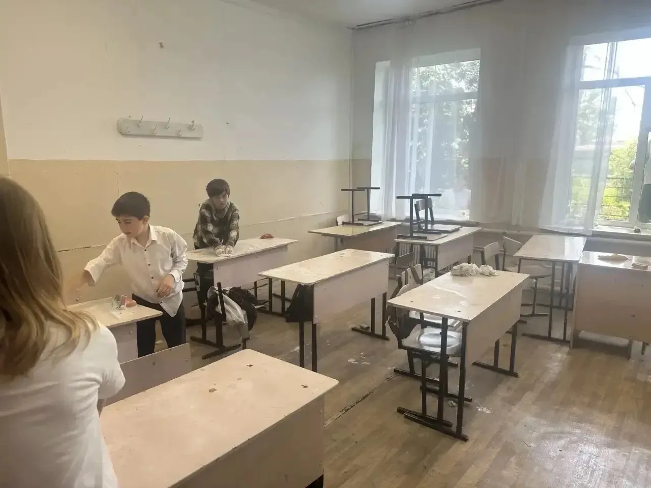 Учащиеся 4-5 классов наводили сегодня порядок в своём классе.Привлечение школьников к у...