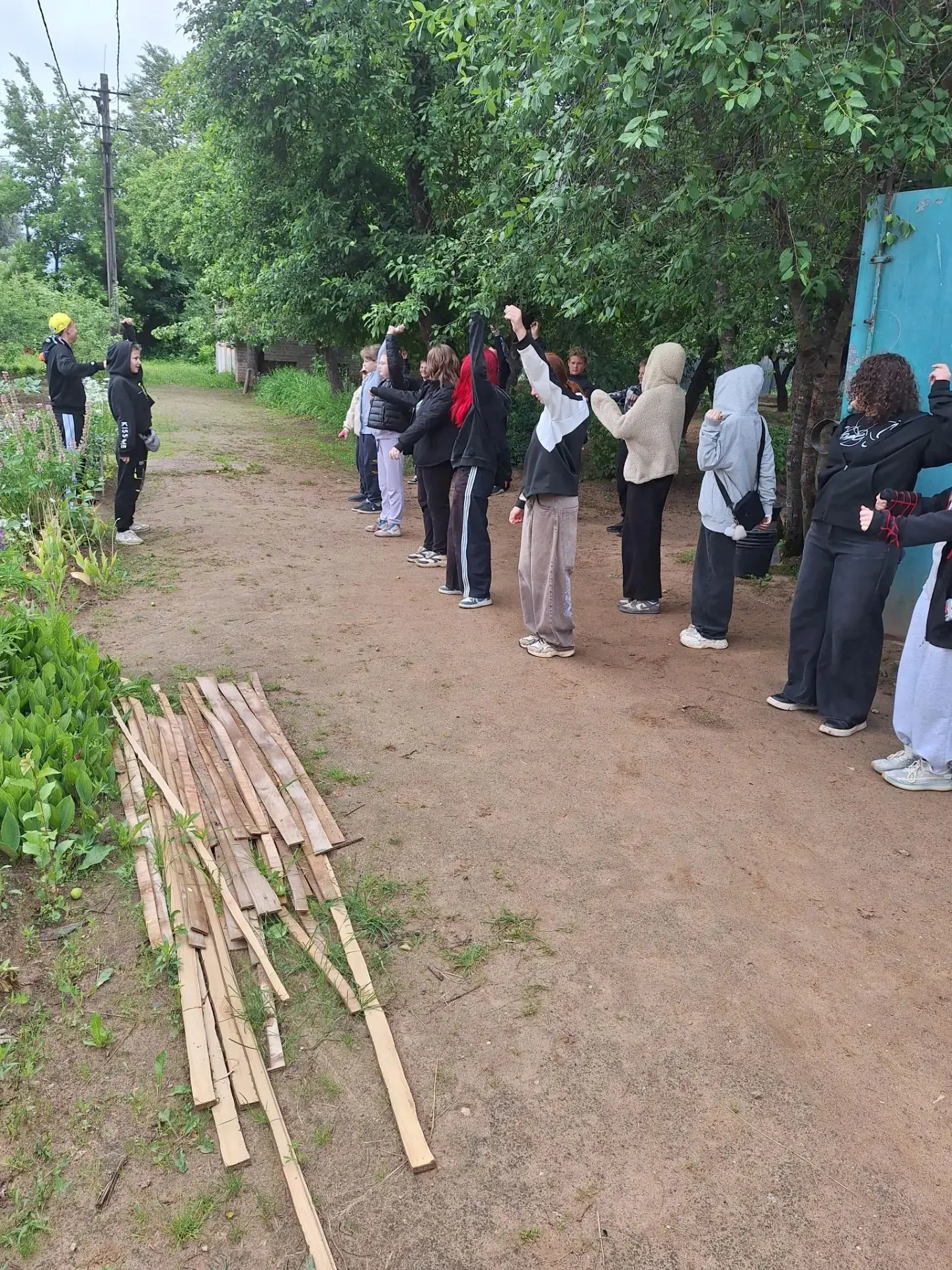 🌞Работа на свежем воздухе - очень полезна, особенно если начать её с зарядки.
💫Именно так и поступ