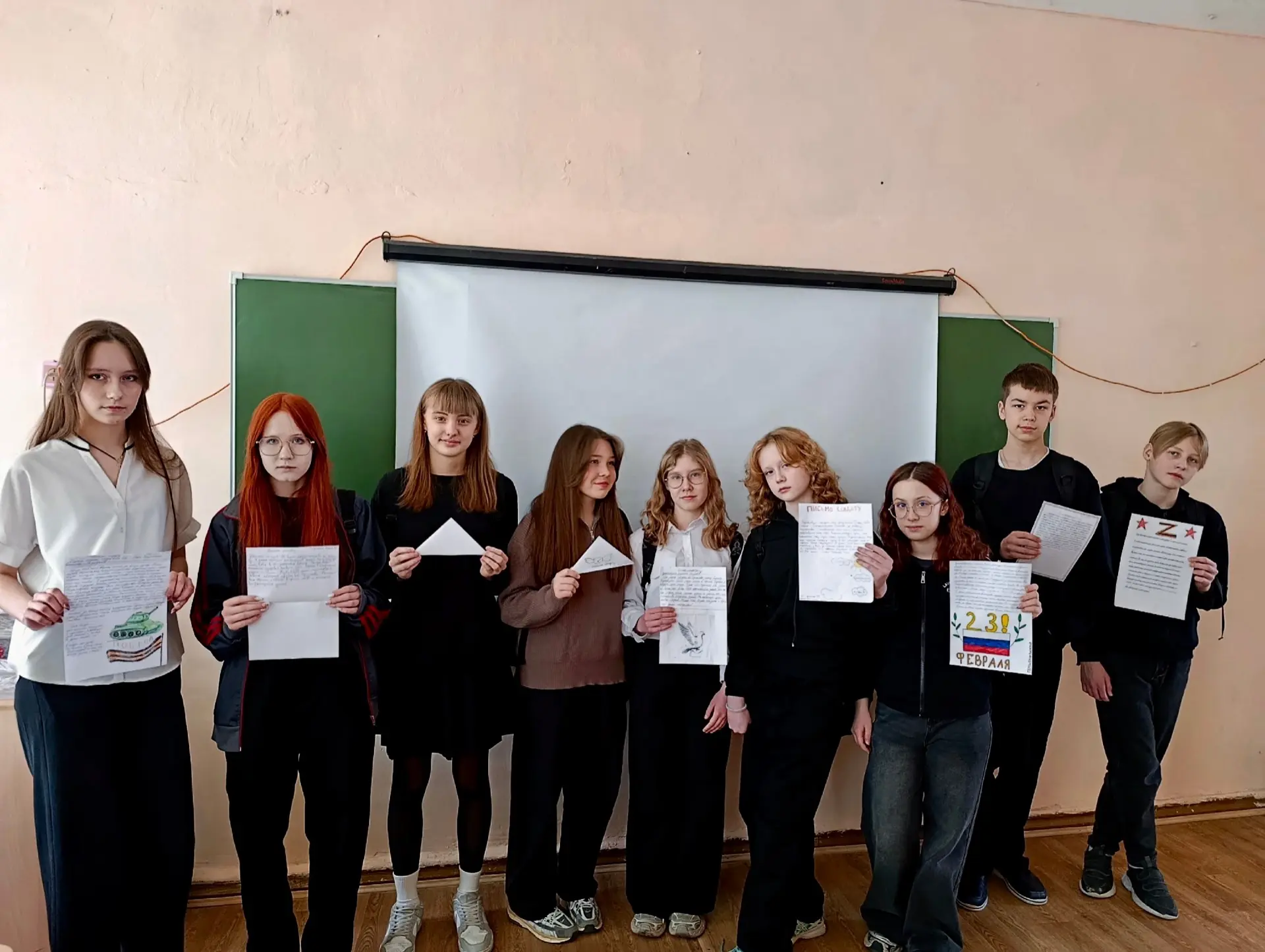 🥳 ПОЗДРАВЬ СОЛДАТА 🥳  💌 В школе прошла акция «Поздравь солдата». Дети писали письма, делали открытки