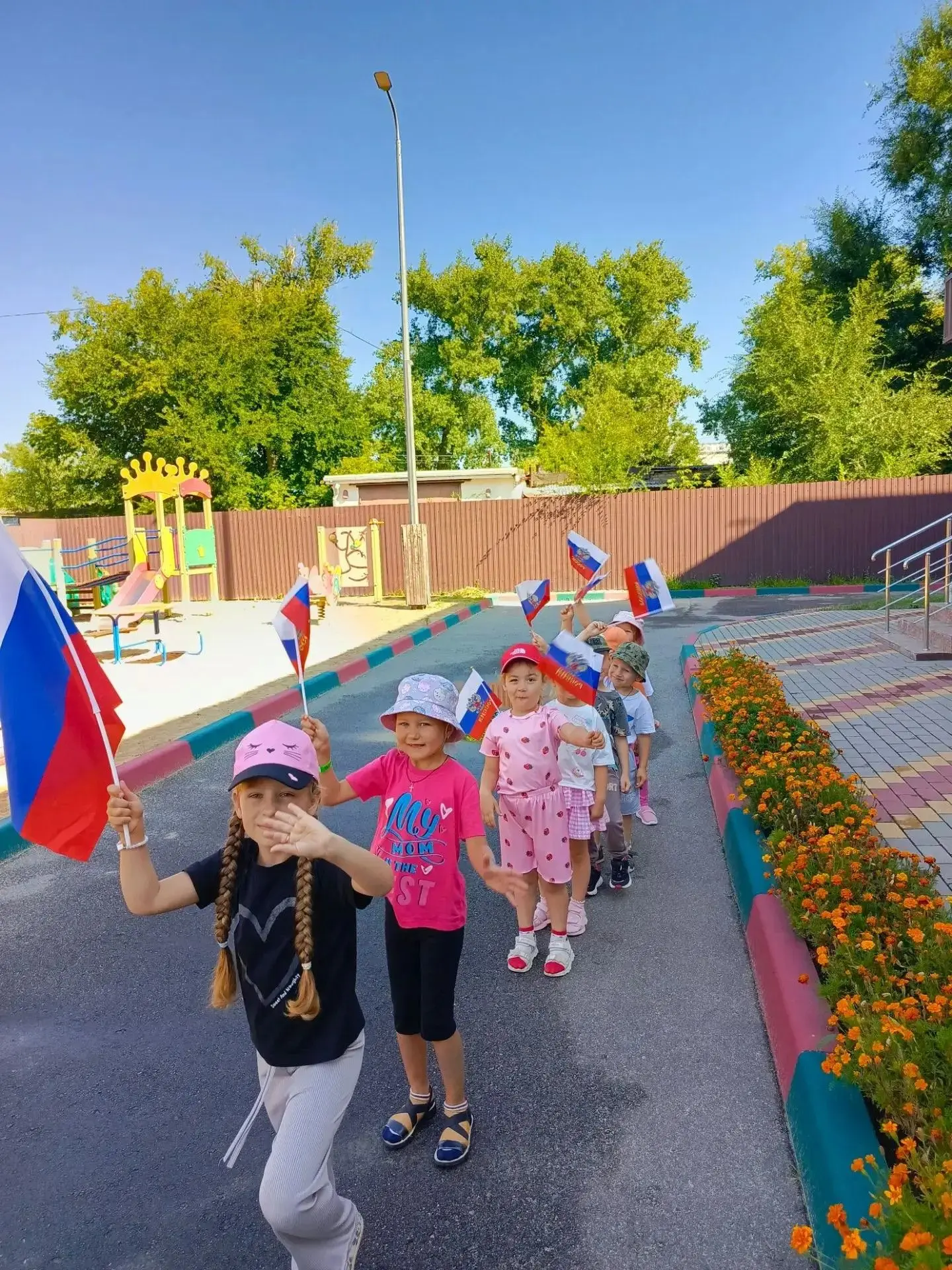 🎉 День Российского флага в детском саду прошёл ярко и торжественно — будто сама страна...