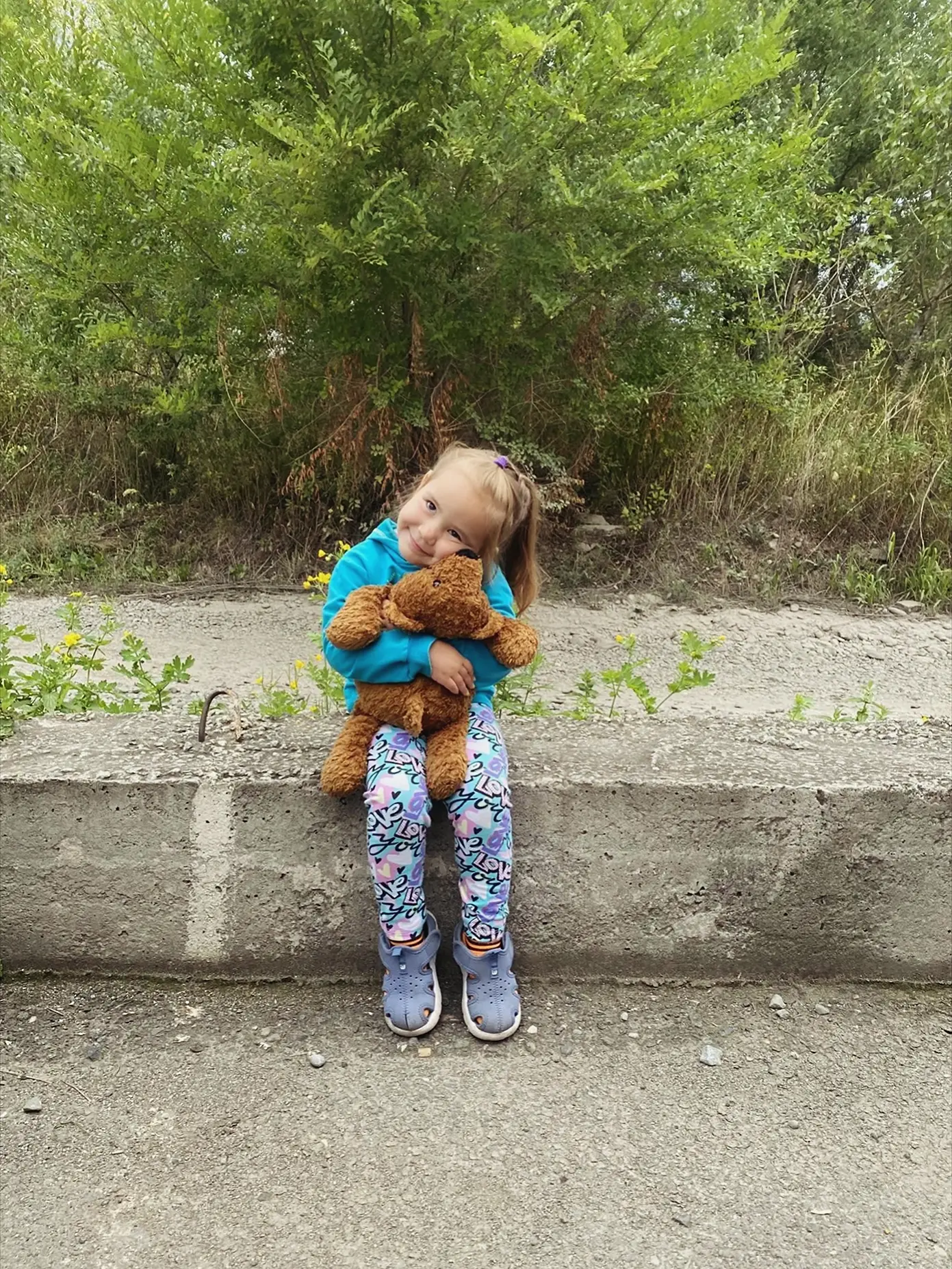 Любовь - это согревать 🧸 Михаила объятьями на парковке в пять утра, а ещё делиться своим дорожным г