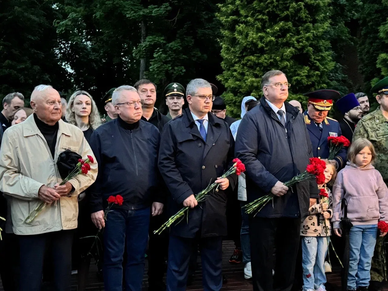 Сегодня, В День памяти и скорби, мы снова собрались у Вечного огня в сквере Памяти Героев, чтобы поч