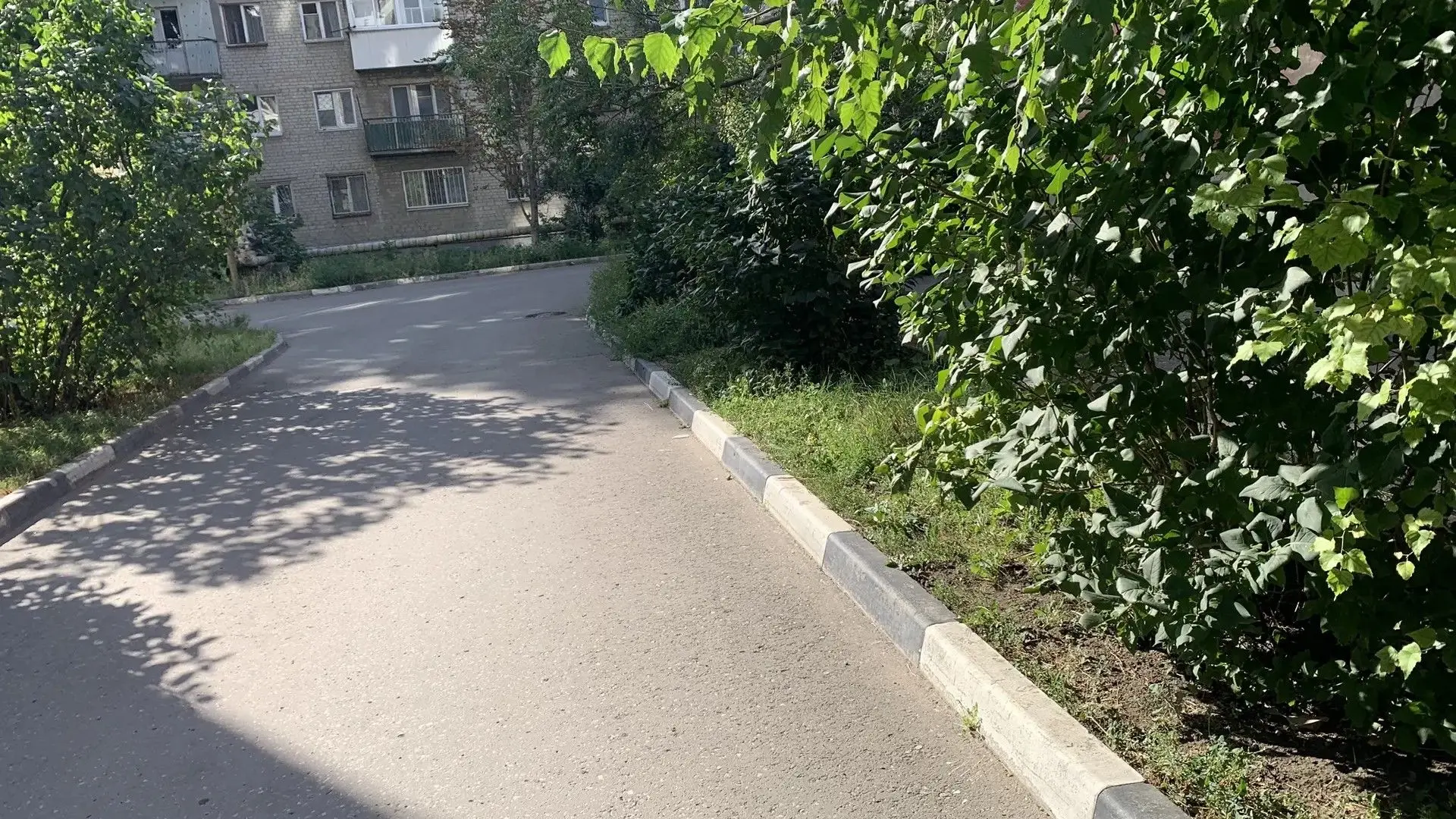 Добрый день! Сегодня проводится уборка придомовой территории по адресу: пл. Орджоникидз...