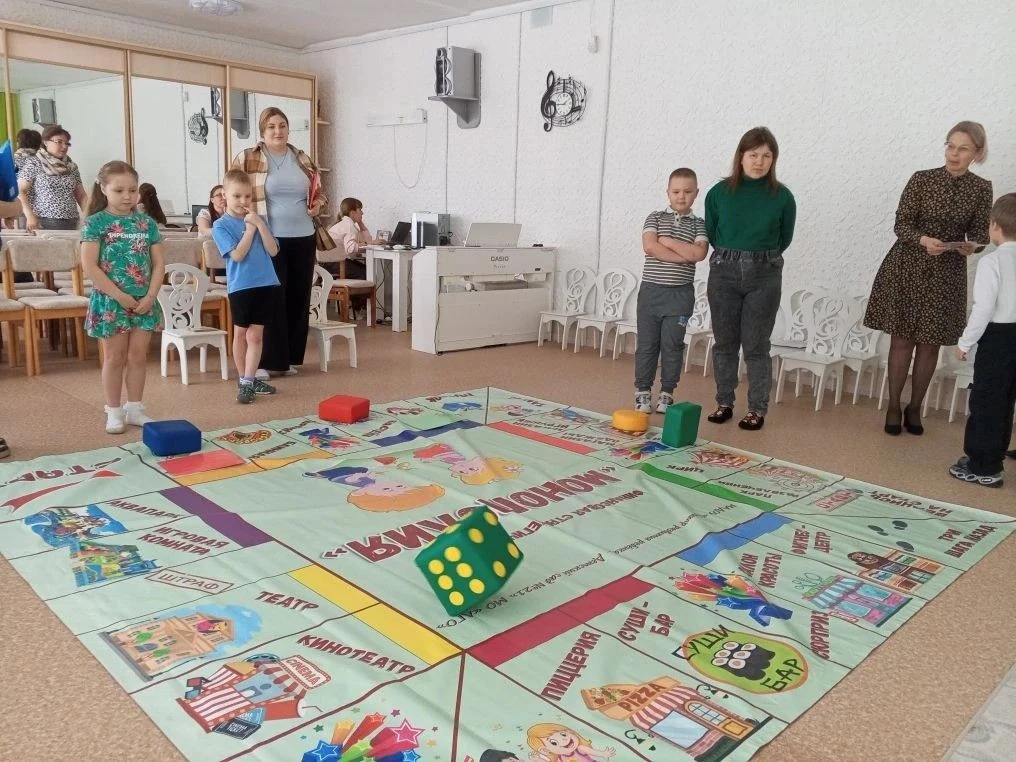 🏦 В детском саду прошёл цикл финансовых игр для всей семьи "Монополия".